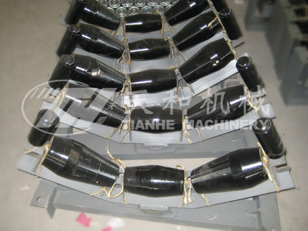 Barrel-type carrier self-aligning idler